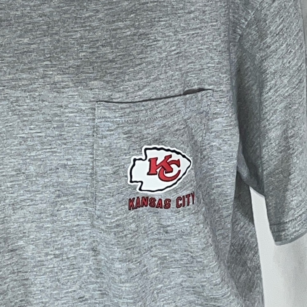 NFL Team Apparel Kansas City Chiefs Helmet Graphic Unique Women’s T-Shirt XL - Picture 3 of 8